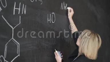 教师在粉笔板上书写公式，并向学生<strong>讲解</strong>公式..